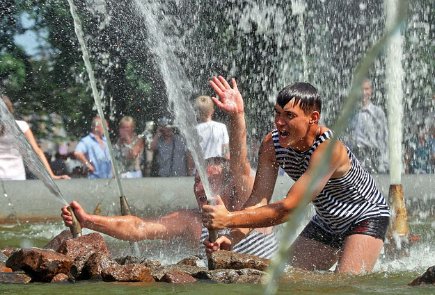 Ünneplő tengerészek bolondoznak a szentpétervári Alekszandrovszkij Park szökőkútjában az orosz haditengerészet napján, amelyről hagyományosan július utolsó vasárnapján emlékeznek meg