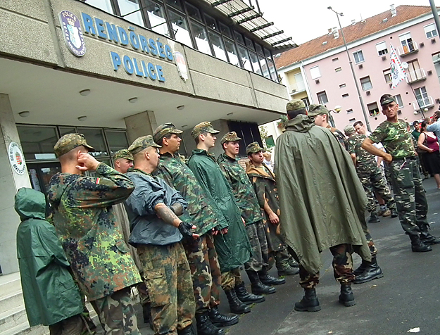 A Magyar Nemzeti Gárda tagjai spontán demonstrációt tartanak a Békés Megyei Rendőr-főkapitányság épülete előtt Békéscsabán