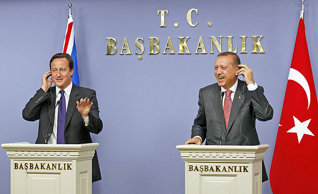 Cameron brit és Erdogan török miniszterelnök: könnyen szót értenek?