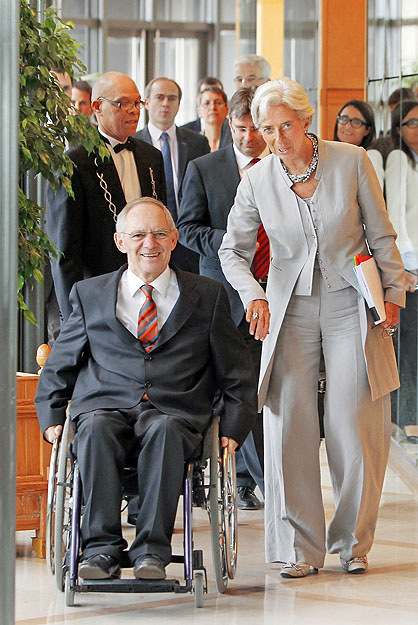 Wolfgang Schäuble és Christine Lagarde a sajtótájékoztató után Párizsban