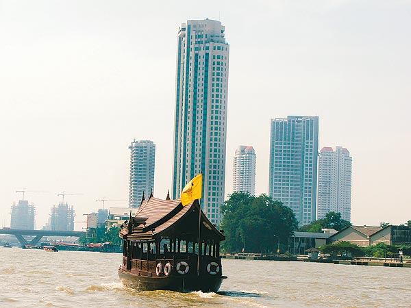 Bangkok: felhőkarcolók és dzsunka  