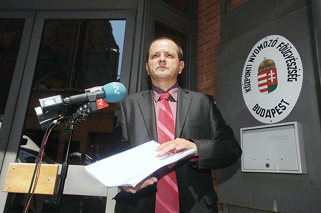 Budai Gyula két hete iratokkal érkezett az ügyészség épülete előtti tájékoztatóra