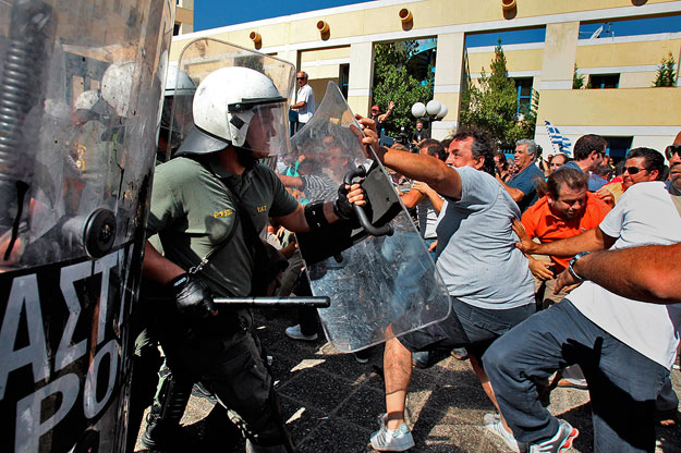 Kaminosofőrök tüntetnek a Közlekedési Minisztérium előtt Athénban