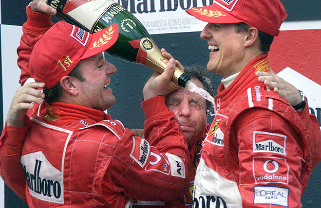 Ferrari-fieszta. Legtöbbször Michael Schumacher győzött Mogyoródon: e 2002-ben készült képen az éppen első Rubens Barrichellóval és Jean Todt csapatfőnökkel úszik a pezsgőben. 