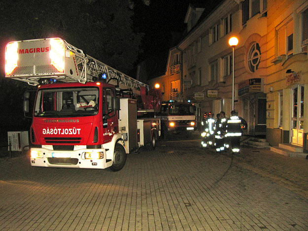 Tűzoltók dolgoznak egy három emeletes épület előtt Hódmezővásárhelyen
MTI Fotó: Donka Ferenc