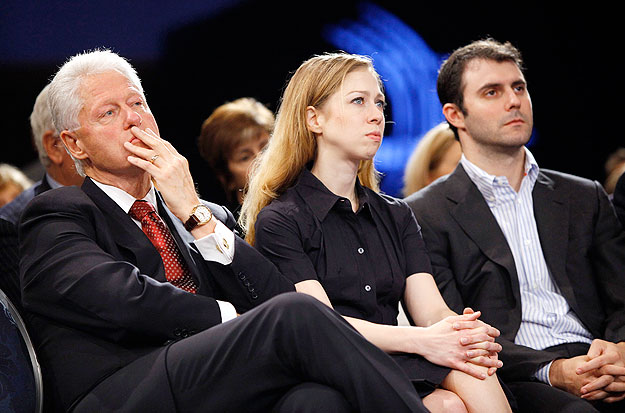 Chelsea Clinton apjával és Marc Mezvinskyvel egy jótékonysági rendezvényen. 
