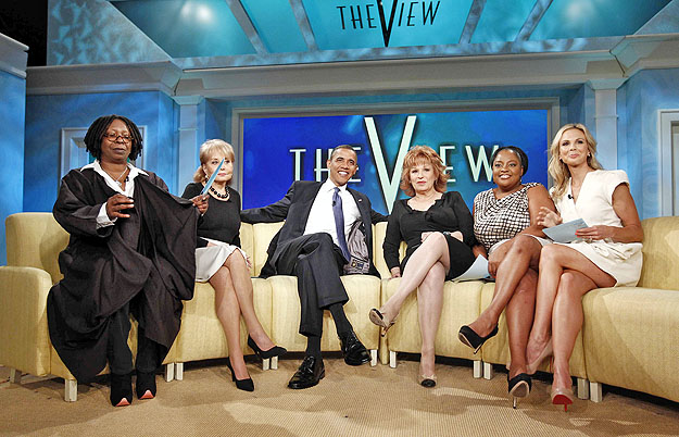 Obama a délelőtti tévés hölgykoszorúban. Azaz Whoopi Goldberg (balról), Barbara Walters, Joy Behar, Sherri Shepherd és Elisabeth Hasselbeck társaságában