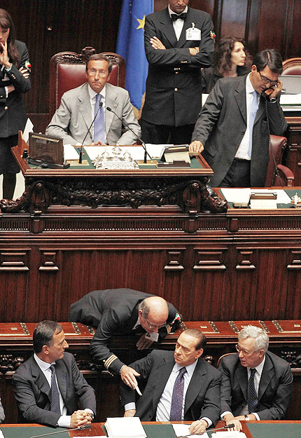 Távol egymástól. Berlusconi (lent középen) hátat fordított a házelnöki székben ülő Fininek
