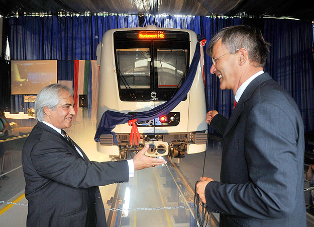 Amikor még minden szépnek tűnt: Zal Shahbaz, az Alstom alelnöke 2008 szeptemberében átadja Demszky Gábor főpolgármesternek az első elkészült metrószerelvényt