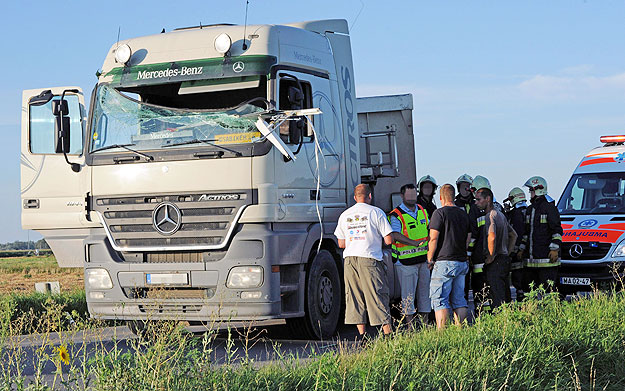 Rendőrök helyszínelnek a kamionnál, amely egy leszálló vitorlázórepülő géppel ütközött össze az 55-ös úton a szegedi repülőtér szomszédságában. A balesetben a kamion sofőrje életveszélyesen megsérült.