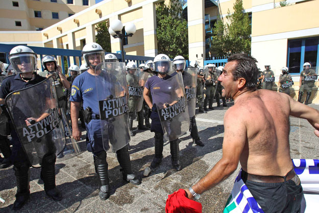 Kamionosdüh a rohamrendőrök által védett görög szállítási minisztérium athéni épülete előtt