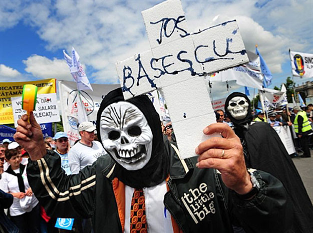 – Le Basescuval! – transzparens egy megszorítások elleni bukaresti tüntetésen májusban