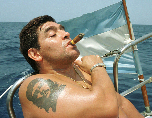 A Che Guevarát istenítő Maradona elvileg fogyni és gyógyulni járt Kubába. Ezen a 2008 áprilisi felvételen egy Cohiba szivarral piheni ki a kúra fáradalmait