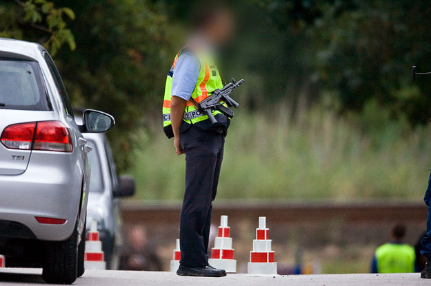 Gépfegyveres rendőr biztosítja a bűncselekmény helyszínét