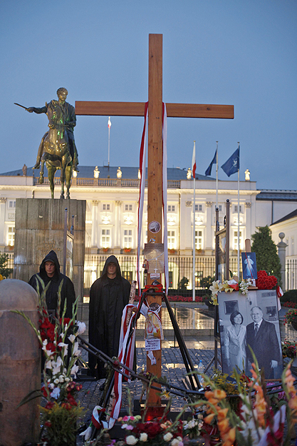 Önkéntesek védik a keresztet a varsói elnöki palota előtt