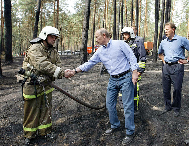 Tűzoltókkal találkozik Vlagyimir Putyin