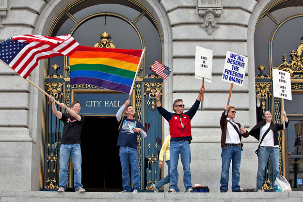 San Francisco, 2010. augusztus 5.
Melegpártiak ünnepelnek a San Franciscó-i városháza előtt 2010. augusztus 4-én, miután alkotmányellenesnek minősítette és érvénytelenítette egy amerikai szövetségi bíró a melegházasságok kaliforniai betiltását. (MTI