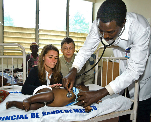 Bill és Melinda Gates egy maláriás kisfiúval Mozambikban 2003-ban. 