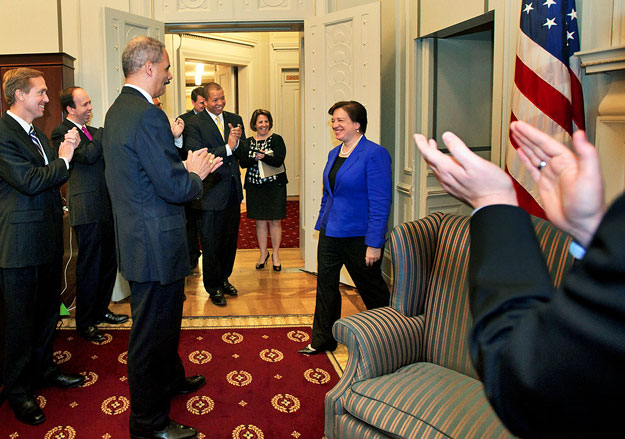 Eric Holder igazságügyi miniszter (balról a harmadik) gratulál Elena Kagannak (jobbra). Szinglik előnyben