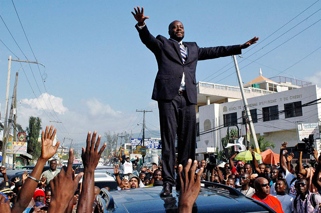 Wyclef Jean üdvözli a tömeget Port-au-Prince-ben , miután regisztrált elnökjelöltként