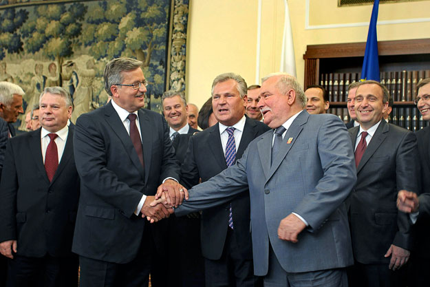 Komorowski kézfogása  Kwasniewskivel és Walesával a beiktatási ünnepség után