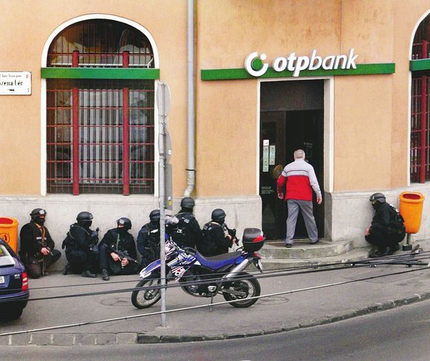 2007 nyarán az OTP Széna téri bankfiókjában a rabló órákon át a bank több ügyfelét fogva tartotta, egyikük kezét utóbb dulakodás közben átlőtte. A behatoló rendőrök lelőtték a rablót, de közben egy másik túsz is megsérült, őt a combján érte a lövedék