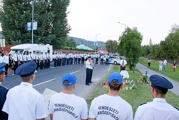 A Balatonalmádi Rendőrkapitányság megemlékezése a gyilkosság  helyszínén