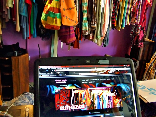 Akár egy falusi nőiruha-kiskereskedésnek is lehet honlapja