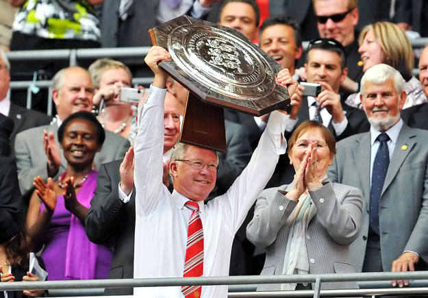 Sir Alex Ferguson és a Community Shield trófea 2010. augusztusában