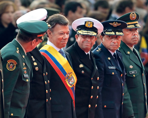 Santos elnök a kolumbiai hadsereg vezetői között