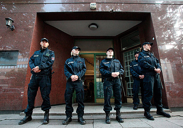 A Tajba-mecset előtt őrködnek rendőrök Hamburgban 2010. augusztus 9-én.