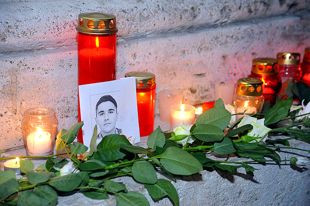 Gamauf János főtörzsőrmester fotója a budapesti Hősök terén, ahol gyertyagyújtással emlékeztek az alsóörsi áldozatokra