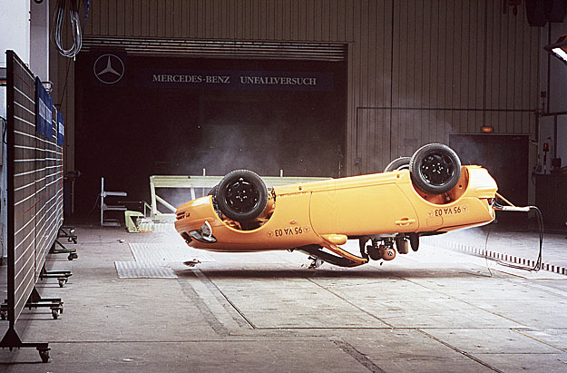 Az SLK borulásakor a megerősített szélvédőkeretet tesztelik a Mercedes stuttgarti laboratóriumában