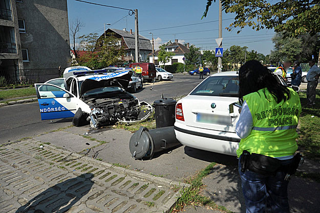 Budapest, 2010. augusztus 12.
Rendőrök állnak Budapest XV. kerületében, a Kolozsvár és Széchenyi út kereszteződésében, ahol összeütközött két rendőrautó. Az ütközés után az egyik rendőrautó parkoló autók közé csapódott, kettőt megrongált, de senki n