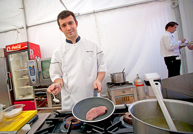 Miguel Rocha Vieira, a Costes séfje főz a nagyszínpad mögötti backstage-ben