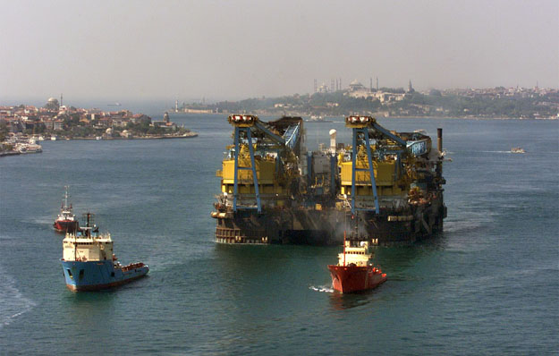 A Saipem 7000 csővezeték-fektető óriás hajó a Boszporuszon. Már több földgázvezeték lefektetésében részt vett