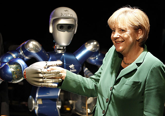 Merkel kancellár Justin robottal ismerkedik egy berlini vásáron. Európa nem bátorítja eléggé az innovációt