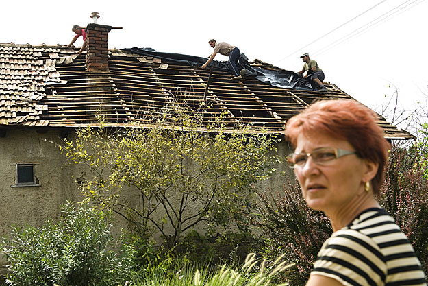 A felső-szabolcsi Demecserben Tóth Sándorné házának tetejét tépte le a vihar, sok helyen nem volt áram, a helyreállítás azonban több körzetben lassú