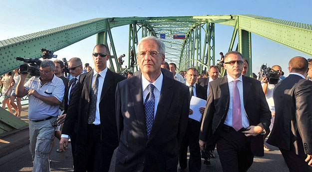 Sólyom László köztársasági elnök gyalogol a Komárom és Révkomárom közötti Duna-hídon, miután a híd közepén, a magyar oldalon sajtótájékoztatót tartott