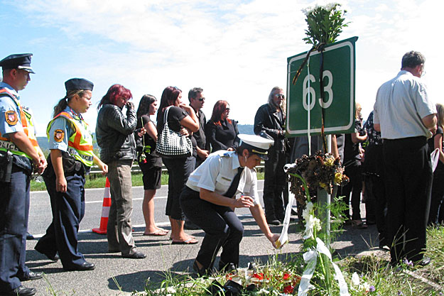 Az augusztus 16-án meghalt 33 Telegdi Zsolt főtörzsőrmesterre emlékeznek hozzátartozói és kollégái a baleset helyszínén, az M1-es autópályán