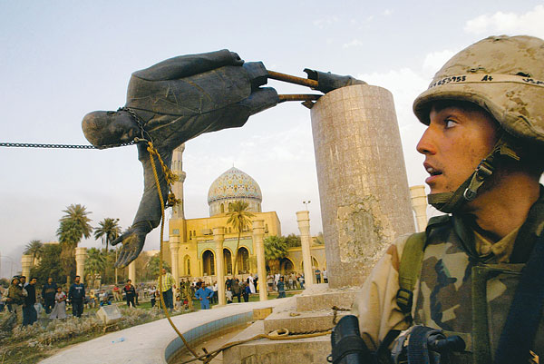 Amerikai tank tépi ki helyéből Szaddám Huszein szobrát Bagdad 2003-as bevonulása után
