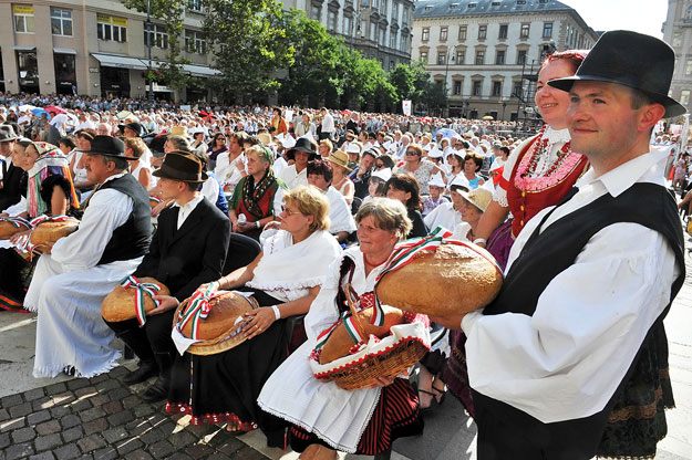 Az aratómenet résztvevői a Szent István Bazilika előtt: a mise után elindult a Szent Jobb körmenet