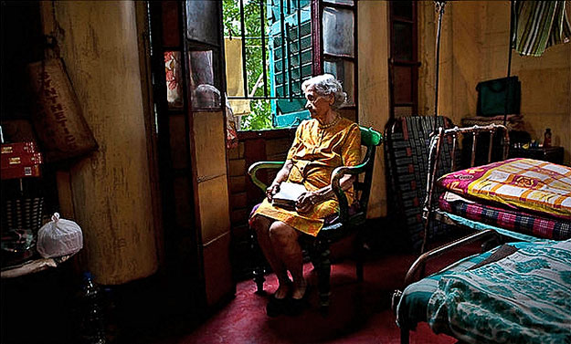 Sybil Martyr nyugdíjas tanítónő, aki Kalkuttában él együtt más idős indiai-angolokkal