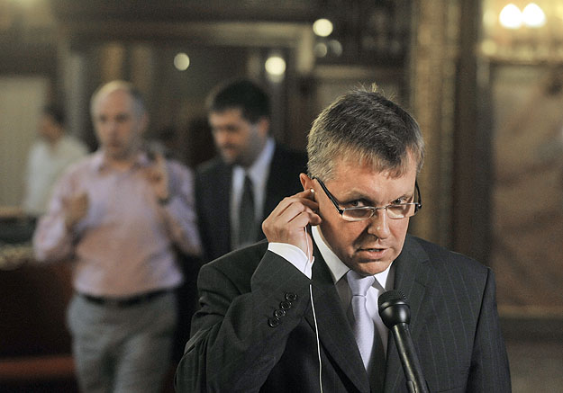 Kommunikáció közben – Matolcsy György a parlament nyári ülésszakának utolsó napján az Országház folyosóján 