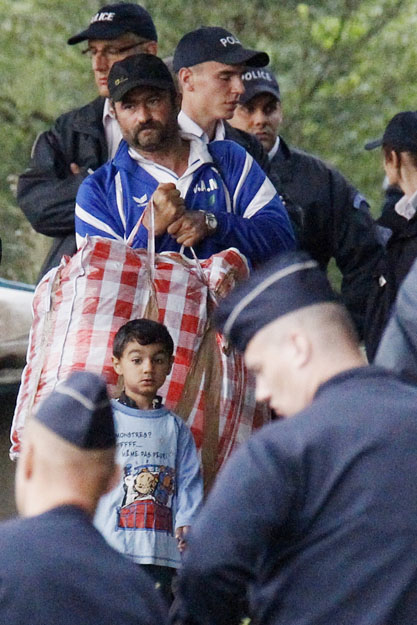 Roma családot telepítenek ki franci a rendőrök egy Lille-közeli illegális táborból