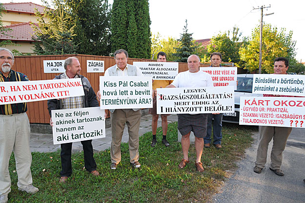 Tiltakozók Szegeden – A pénzükre várnak