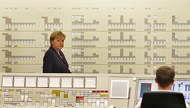 Angela Merkel a lingeni atomerőmű vezérlőtermében