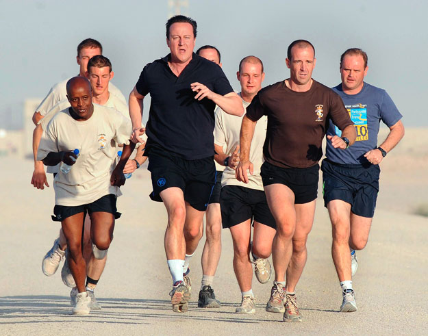 Cameron könnyed futóedzésen Afganisztánban. S hol marad a biztonság?