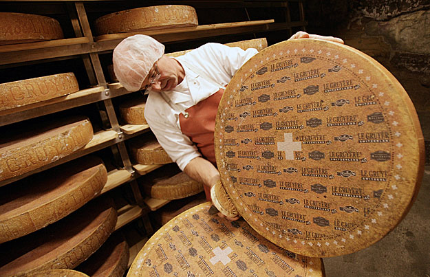 Gruyere sajtot készítenek Svájcban. Csak ez az igazi