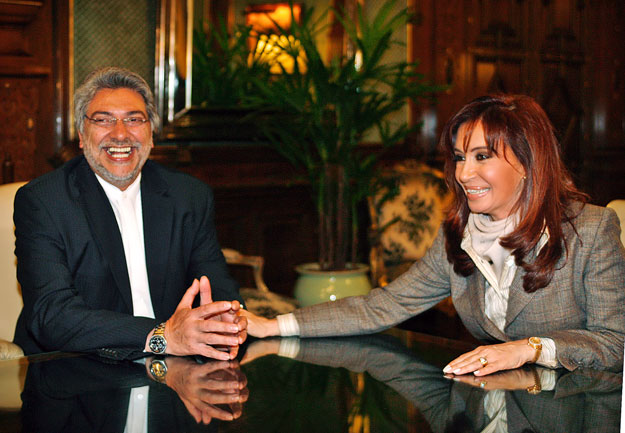 A paraguayi elnök Cristina Fernandez Kirchner argentin államfővel
